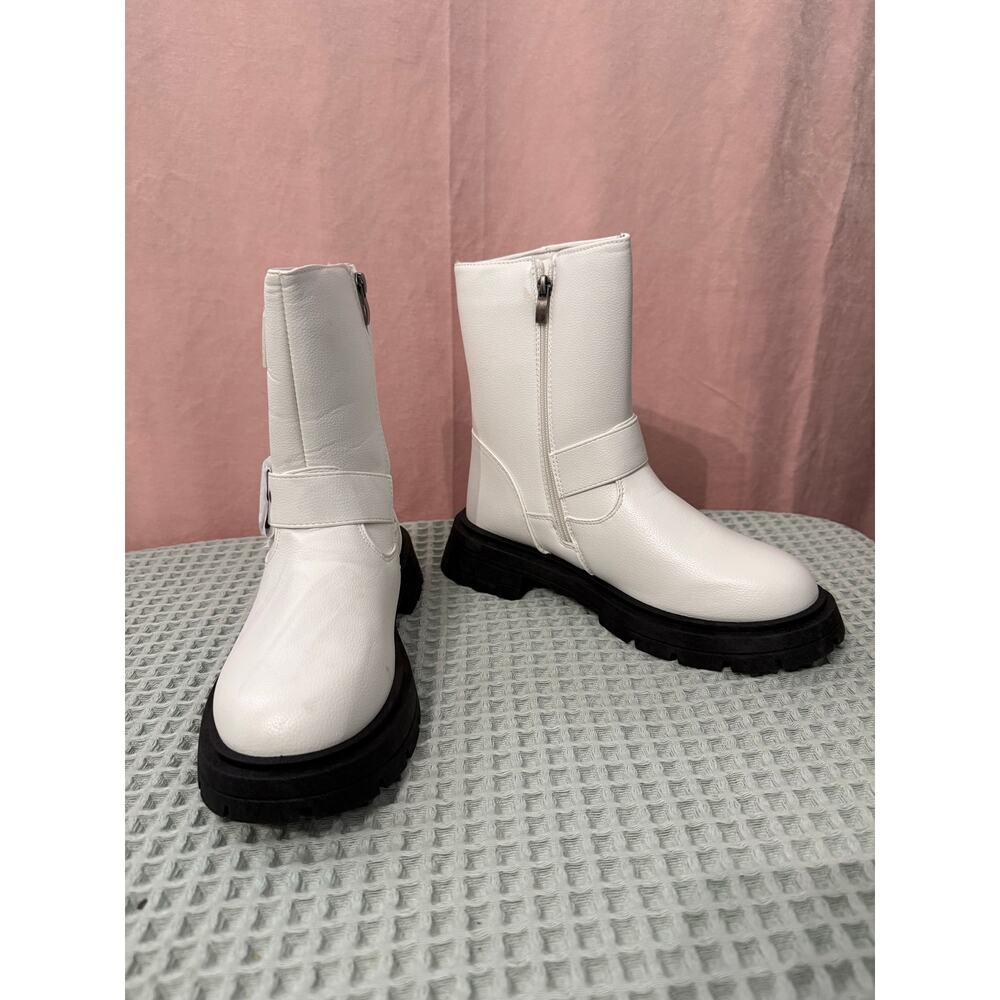 White Chunky Lug Sole Buckle Moto Boots Wild Diva Women’s size 8